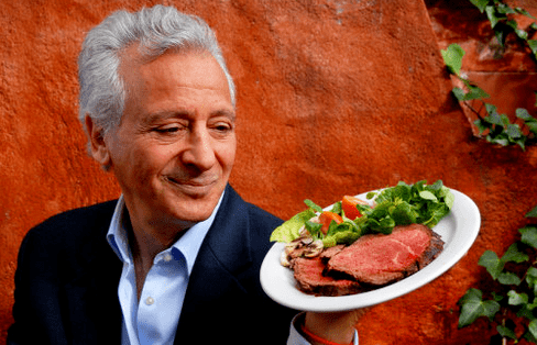 Pierre Dukan tiene in mano un piatto di prodotti proteici